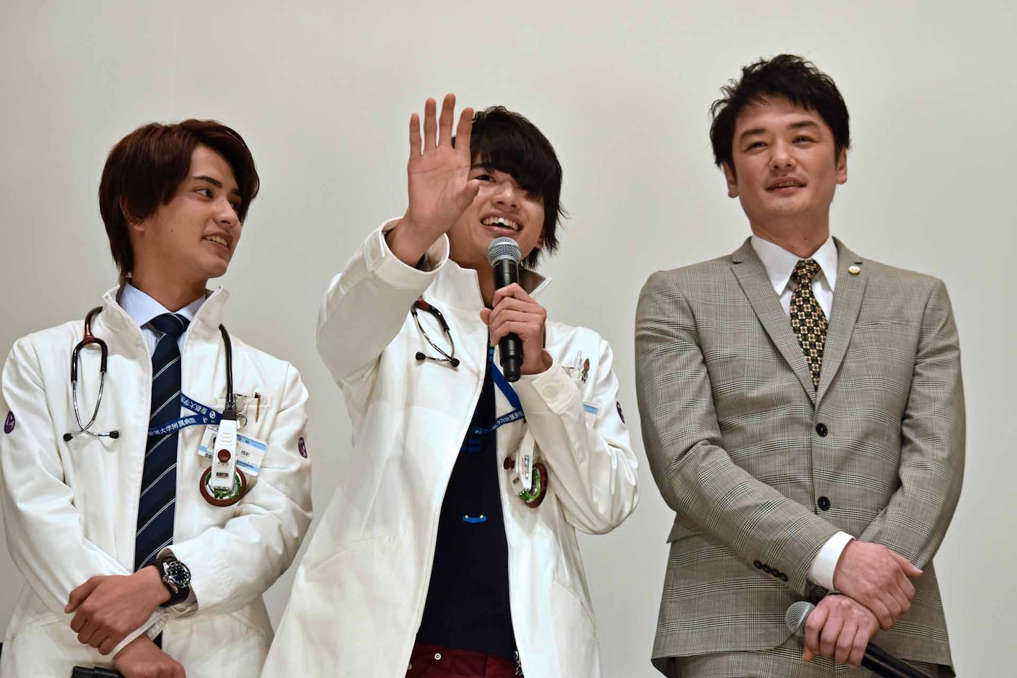 仮面ライダー龍騎の変身ポーズについて熱く語る飯島寛騎（中央）。