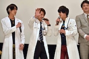 「仮面ライダー龍騎」の魅力を語る瀬戸利樹(中央左)と飯島寛騎(中央右)。