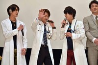 「仮面ライダー龍騎」の魅力を語る瀬戸利樹（中央左）と飯島寛騎（中央右）。