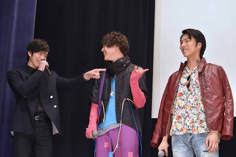 左から岩永徹也、甲斐翔真、小野塚勇人。