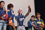 仮面ライダーブレイドの動きをまねる山崎大輝(中央)。