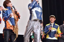 仮面ライダーブレイドの動きをまねる山崎大輝（中央）。