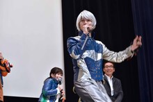 仮面ライダーブレイドの動きをまねる山崎大輝。