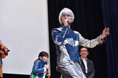 仮面ライダーブレイドの動きをまねる山崎大輝。