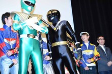 岸洋佑に刀を抜こうとされ、驚くニンジャブラック（中央）。