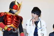 左から仮面ライダークウガ、飯島寛騎。