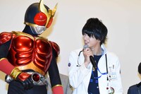 左から仮面ライダークウガ、飯島寛騎。