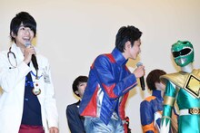 ヒーローたちの登場に興奮する岐洲匠（中央）。