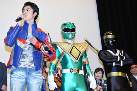 ヒーローたちの登場に興奮する岐洲匠(左)。