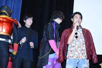 ヒーローたちの登場に興奮するキャストたち。