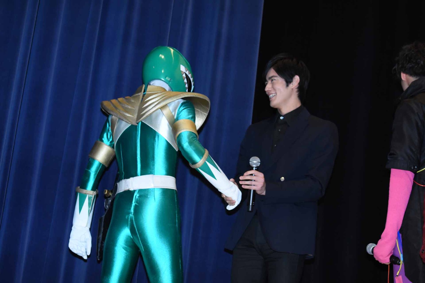ドラゴンレンジャーと握手する岩永徹也。