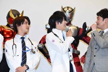 「真司、背伸びた？」と仮面ライダー龍騎に語りかける小田井涼平（右）。