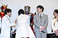 ヒーローたちの登場に興奮するキャストたち。