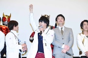 仮面ライダー龍騎と握手し、ガッツポーズする飯島寛騎(中央)。