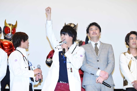 仮面ライダー龍騎と握手し、ガッツポーズする飯島寛騎(中央)。