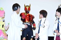 ヒーローたちの登場に興奮するキャストたち。