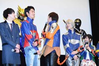 ヒーローたちの登場に興奮するキャストたち。