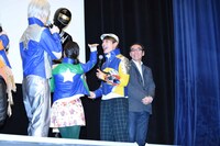 ヒーローたちの登場に興奮するキャストたち。