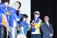 ヒーローたちの登場に興奮するキャストたち。