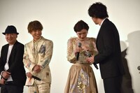 号泣する永野芽郁（中央右）にハンカチを手渡す三浦翔平（右端）。