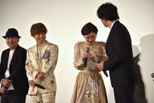 号泣する永野芽郁（中央右）にハンカチを手渡す三浦翔平（右端）。