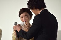 号泣する永野芽郁（左）にハンカチを手渡す三浦翔平（右）。