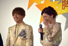 再び涙を流す永野芽郁（右）に、ティッシュを渡した白濱亜嵐（左）。