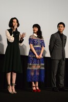 左から玉城ティナ、平祐奈、野村周平。