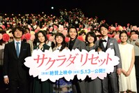 左から深川栄洋、玉城ティナ、平祐奈、野村周平、黒島結菜、健太郎、恒松祐里。