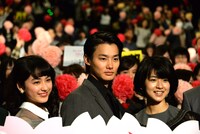 左から平祐奈、野村周平、黒島結菜。