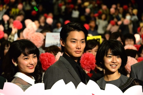 左から平祐奈、野村周平、黒島結菜。