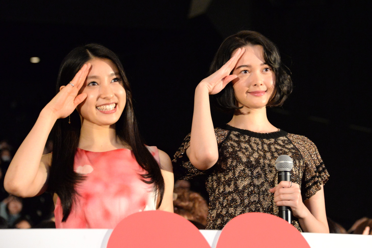 左から土屋太鳳、玉城ティナ。