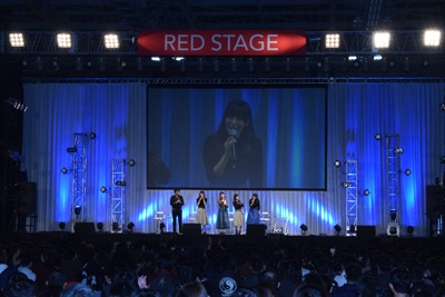 左から中村悠一、早見沙織、内山夕実、佐藤聡美、日笠陽子。