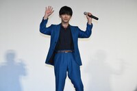 ファンに手を振る吉沢亮。