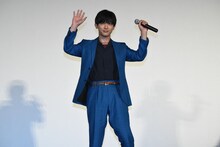 ファンに手を振る吉沢亮。