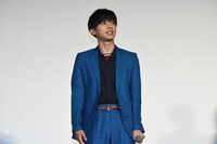 会場を見渡す吉沢亮。