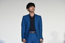 会場を見渡す吉沢亮。