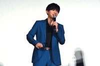 内田理央の現場でのおかしな動きを再現する吉沢亮。