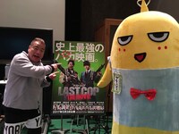 「ラストコップ THE MOVIE」でブナッシーことブレイン・ナッシーの声を担当する出川哲朗（左）、ブナッシーの着ぐるみ（右）。