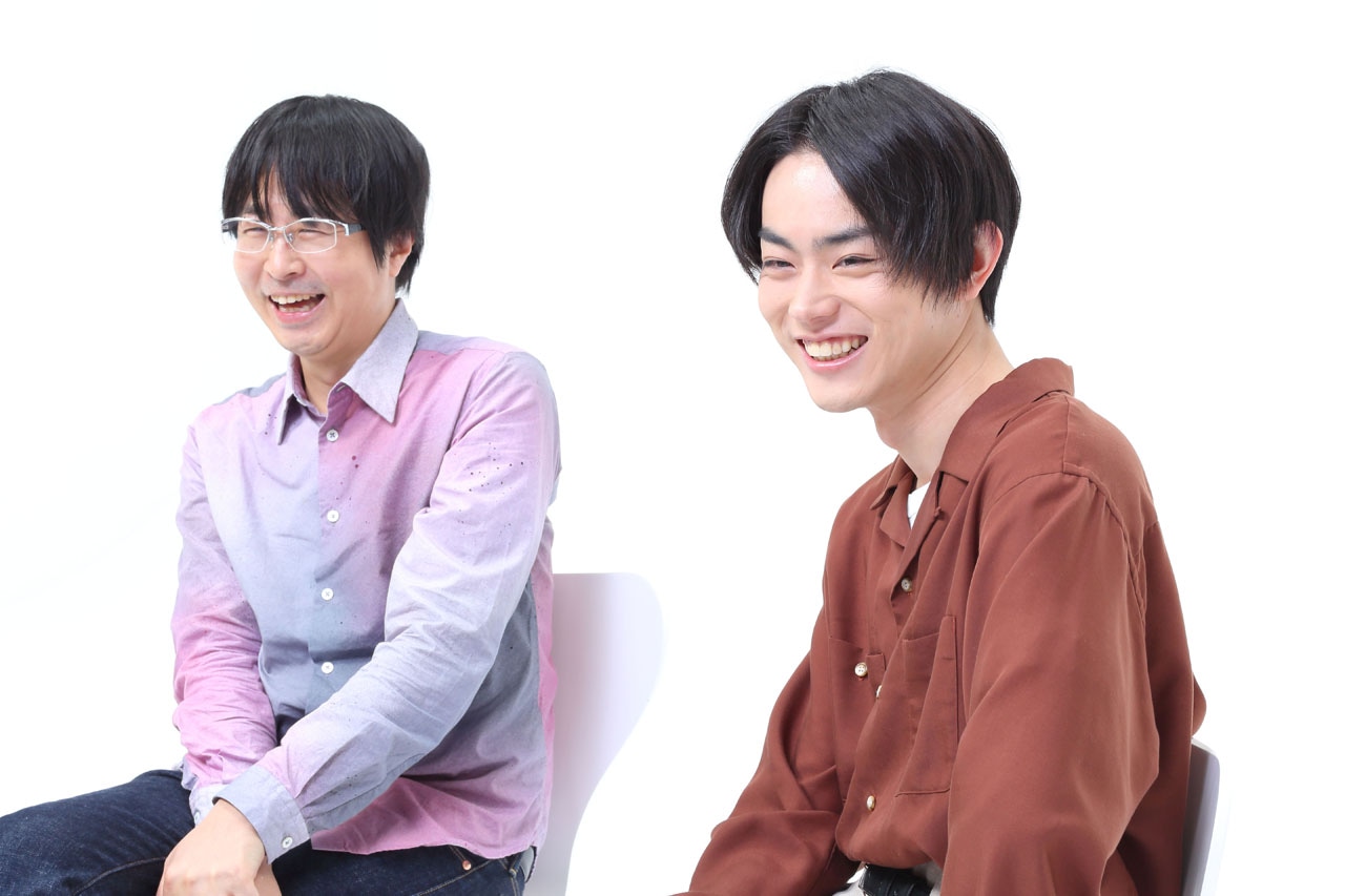 対談の様子。左から古屋兎丸、菅田将暉。撮影／長谷部英明