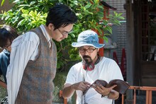 「ぼくのおじさん」のメイキングカット。左から松田龍平、山下敦弘。