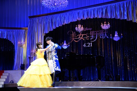 「美女と野獣」主題歌を披露する昆夏美（左）と山崎育三郎（右）。