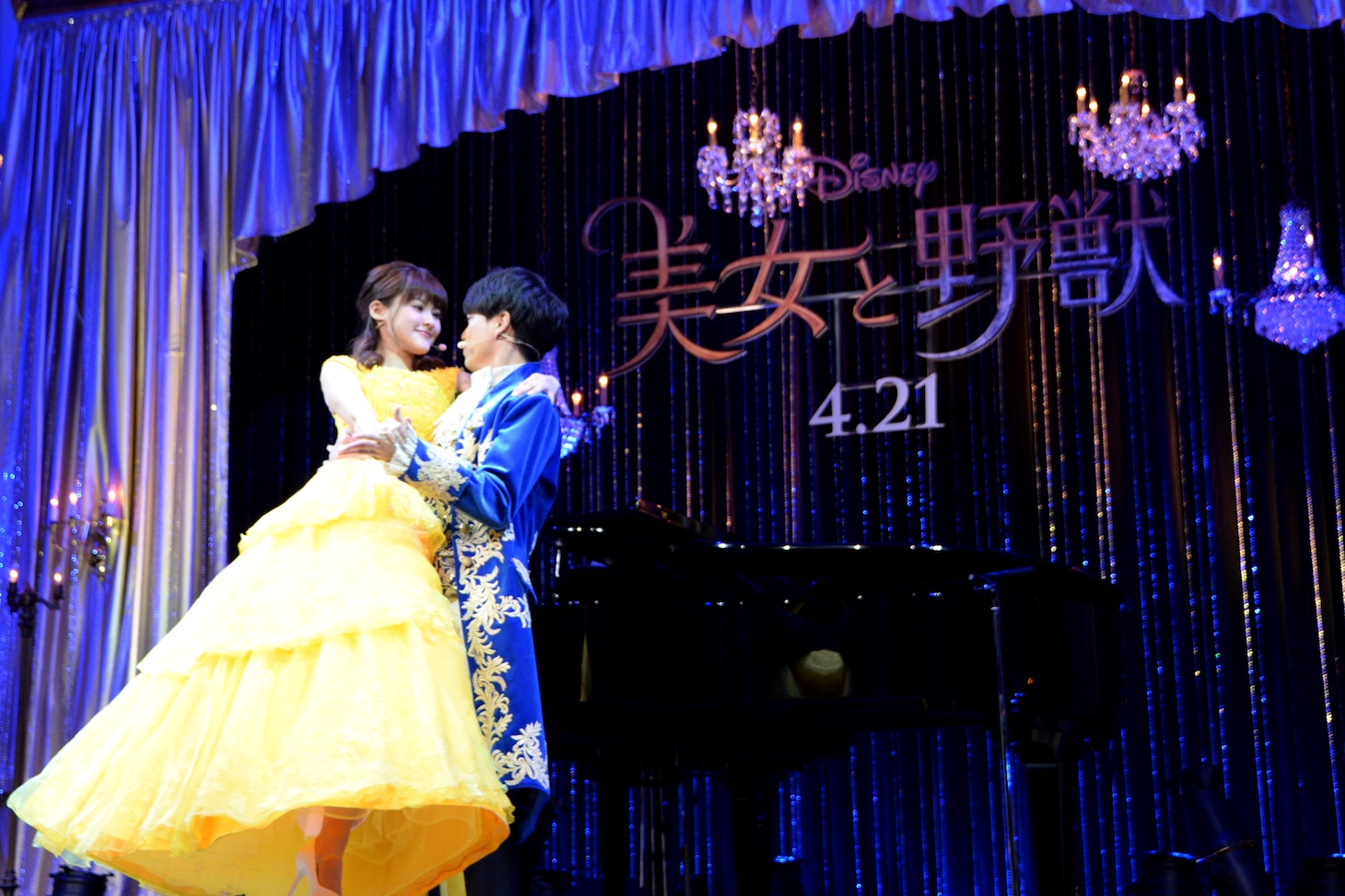 「美女と野獣」主題歌を披露する昆夏美（左）と山崎育三郎（右）。