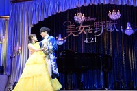 「美女と野獣」主題歌を披露する昆夏美（左）と山崎育三郎（右）。