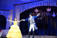 「美女と野獣」主題歌を披露する昆夏美（左）と山崎育三郎（右）。