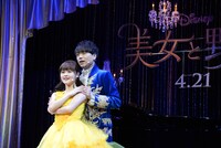 「美女と野獣」主題歌を披露する昆夏美（左）と山崎育三郎（右）。