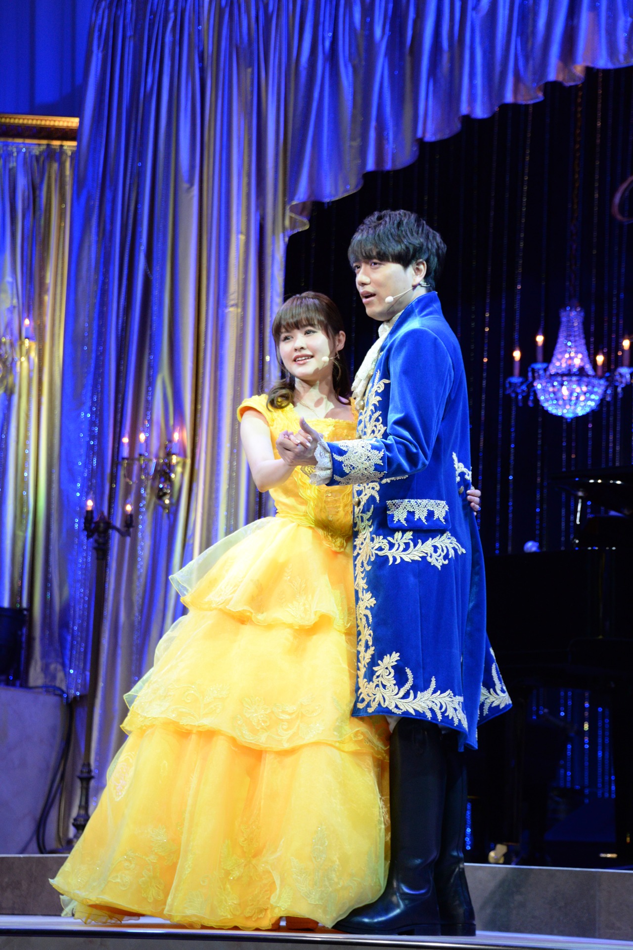 「美女と野獣」主題歌を披露する昆夏美（左）と山崎育三郎（右）。