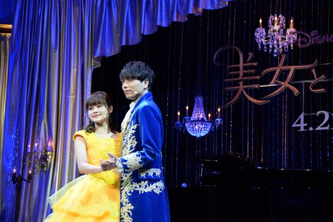 「美女と野獣」主題歌を披露する昆夏美（左）と山崎育三郎（右）。