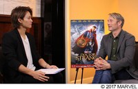 マッツ・ミケルセン（右）と藤田富（左）。