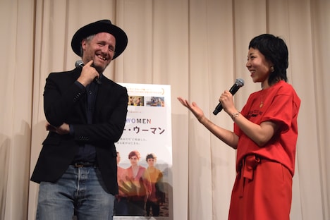 　左からマイク・ミルズ、安藤桃子。